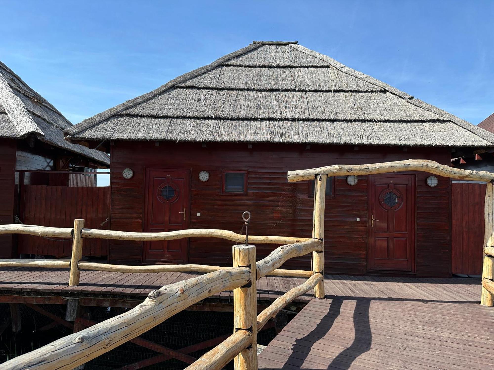 Tahiti Sunshine - Chatka Na Vode Senec Exterior photo