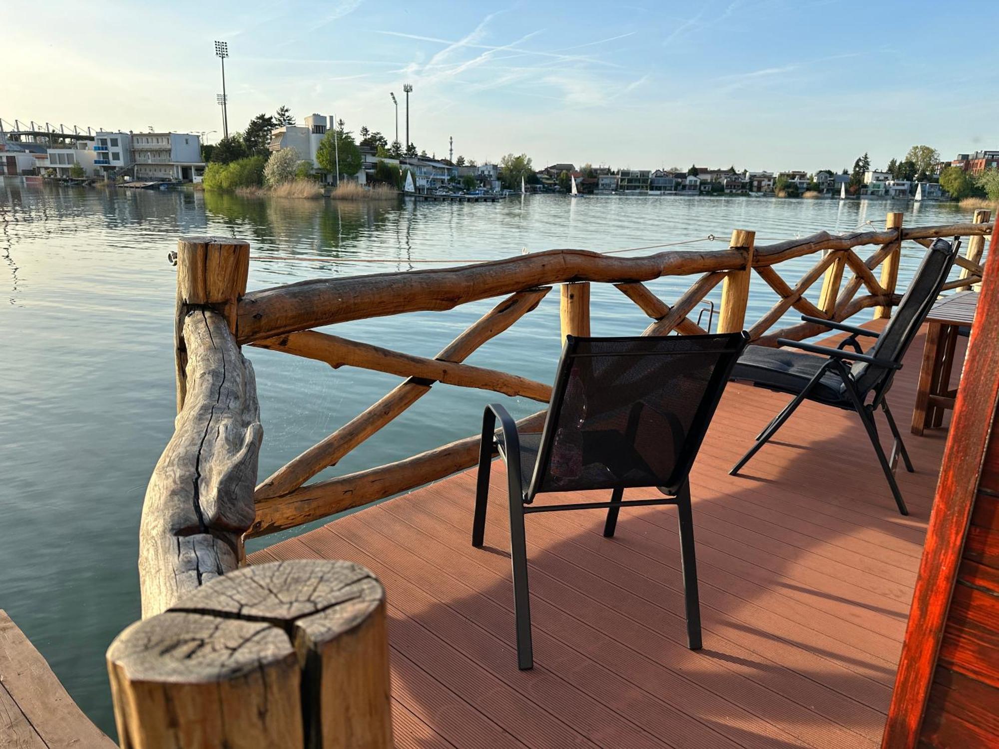 Tahiti Sunshine - Chatka Na Vode Senec Exterior photo